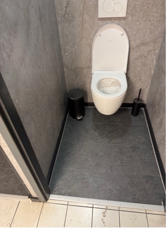 Renovatie toilet ruimte, Alblasserdam. Gerenoveerde toiletruimte.