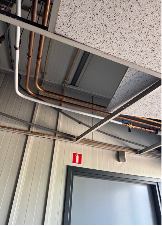 Renovatie toilet ruimte, Alblasserdam. Gerenoveerde toiletruimte. Leidingen