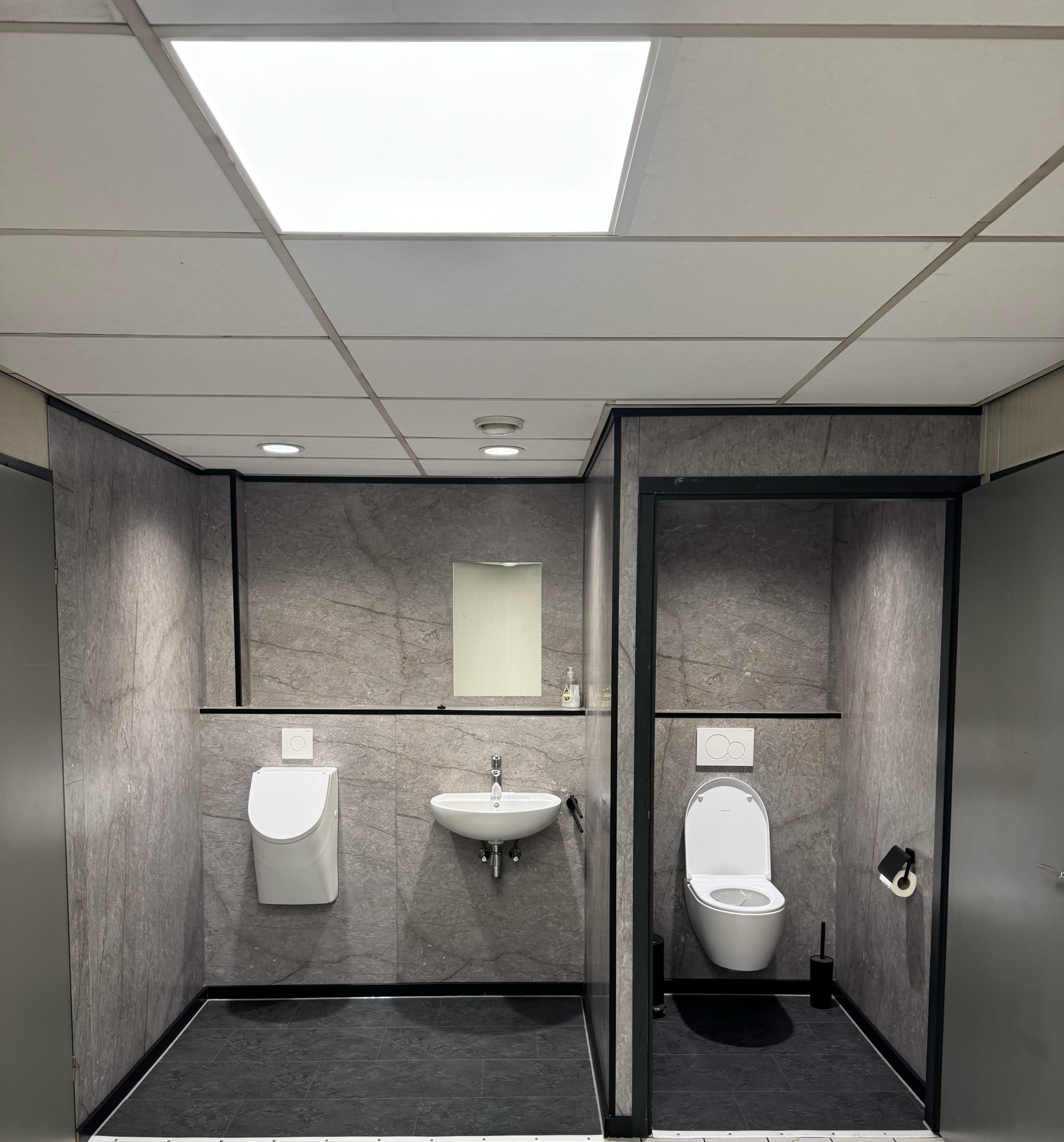 Renovatie toilet ruimte, Alblasserdam. Gerenoveerde toiletruimte